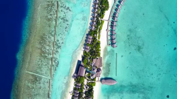 白い砂浜の背景と青い水によるパラダイスベイビーチの休暇のドローンビューの風景 — ストック動画