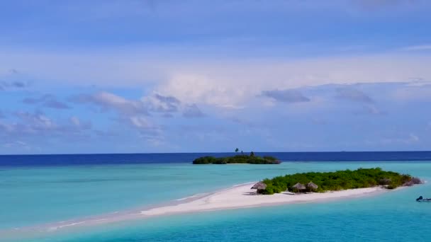 Voyage de drone de plage de côte exotique en eau peu profonde avec fond sablonneux lumineux — Video