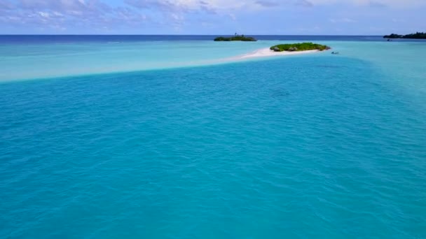 Повітряний дрон абстрактний морський вид на пляж подорож блакитним зеленим океаном з чистим піщаним фоном — стокове відео