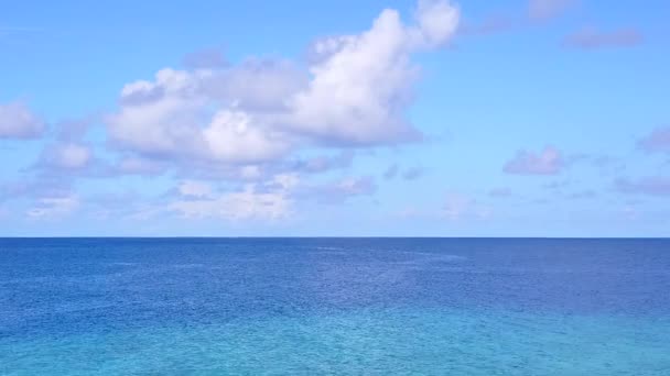 Turismo drone aéreo de estilo de vida ilha perfeita praia por azul oceano verde com fundo de areia branca — Vídeo de Stock