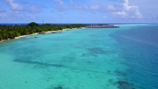 푸른 바 다 와 밝은 모래를 배경으로 해변에서 휴가를 보내는 비행기 여행 — 비디오