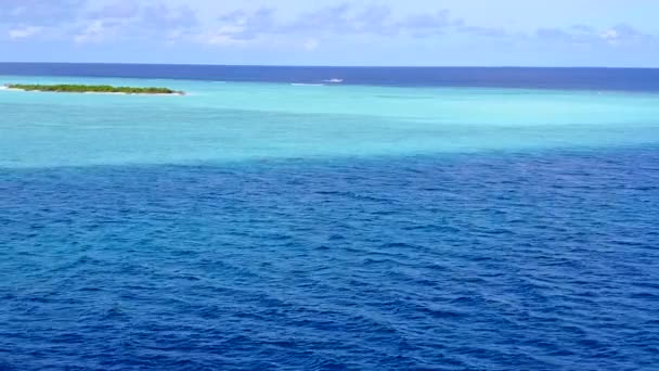 Воздушный туризм беспилотных летательных аппаратов на райском острове с прозрачной водой и чистым песчаным фоном — стоковое видео