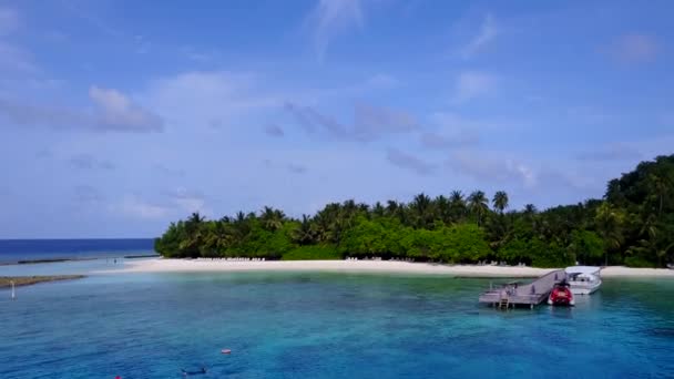 Légi drón elvont pihentető sziget strand kirándulás által aqua kék óceán és fehér homok háttér — Stock videók