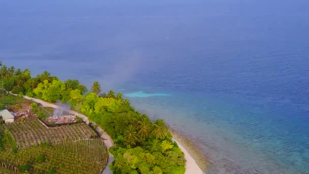 青いラグーンと白い砂浜の背景による豪華な海岸のビーチアドベンチャーの空中風景 — ストック動画