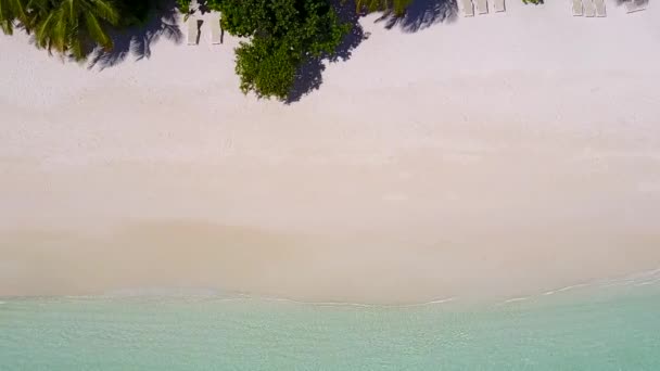 Aereo drone viaggio della costa marina tempo di spiaggia dal mare trasparente e sfondo sabbioso brillante — Video Stock