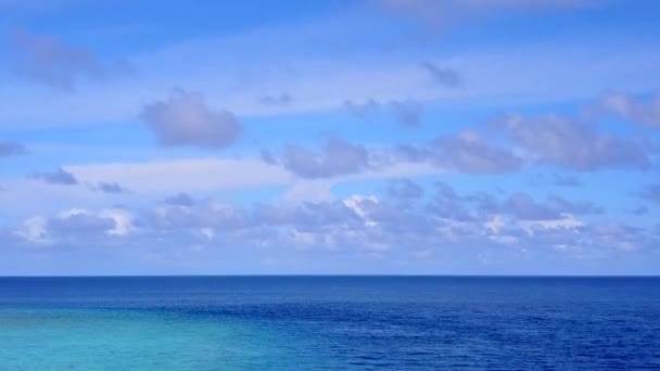 Luchtfoto drone landschap van tropische resort strand avontuur door blauwe zee met wit zand achtergrond — Stockvideo