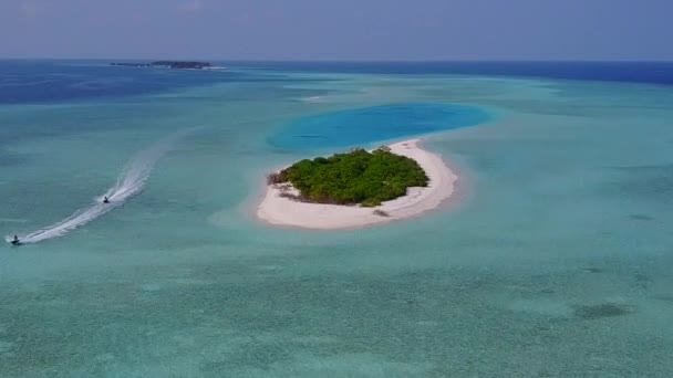 Drohnenfahrt von idyllischem Meerblick Strand Zeit durch türkisfarbenes Meer mit weißem Sandhintergrund — Stockvideo