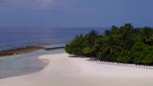 맑은 모래사장이 있는 푸른 바다가 열 대 초호 해변의 공중 드론 파노라마 — 비디오