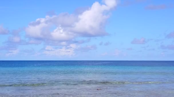 Turismo drone aéreo de tranquila viagem de praia resort por mar azul-turquesa e fundo de areia branca — Vídeo de Stock