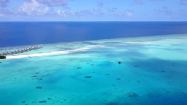 Luchtfoto textuur van tropische kust strand breken door blauw groene oceaan met wit zand achtergrond — Stockvideo