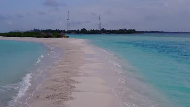 Letecké panorama relaxační ostrov pláž životní styl v modrém moři s bílým pískem pozadí — Stock video