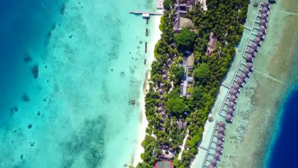 Drone cielo del paradiso spiaggia riva mare pausa da acqua limpida con sfondo di sabbia bianca — Video Stock