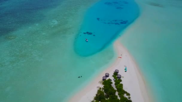 Beyaz kumlu arka planlı mavi okyanus kıyısında lüks sahil bayramının hava aracı panoraması. — Stok video