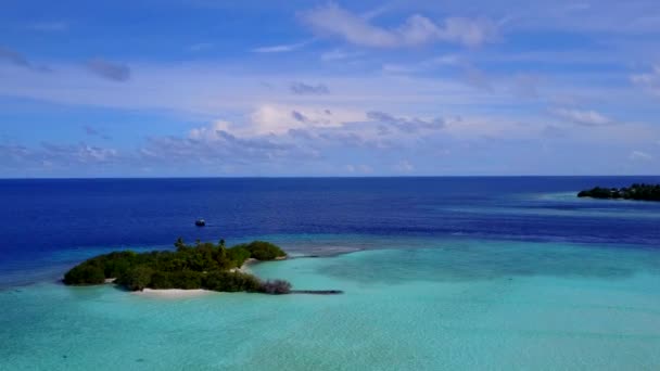 Lucht aard van luxe baai strand reis door aqua blauw water en schone zandachtergrond — Stockvideo