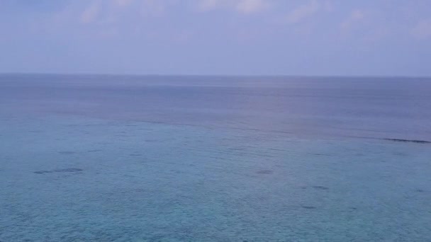 Panorama z lotu ptaka idyllicznej plaży nad morzem przez niebieski zielony ocean i białe piaszczyste tło — Wideo stockowe