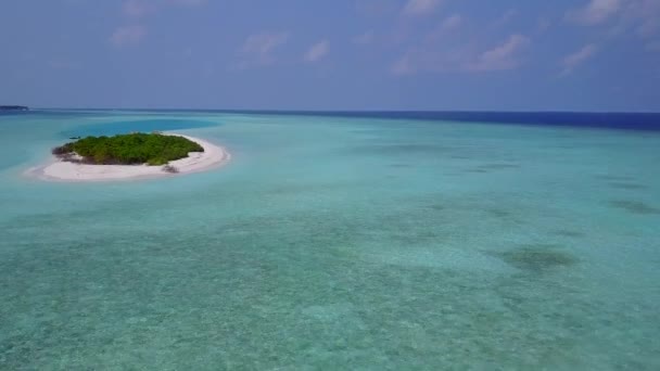 アクアブルーの海と白い砂浜の背景による豪華なリゾートビーチの休暇の空中風景 — ストック動画