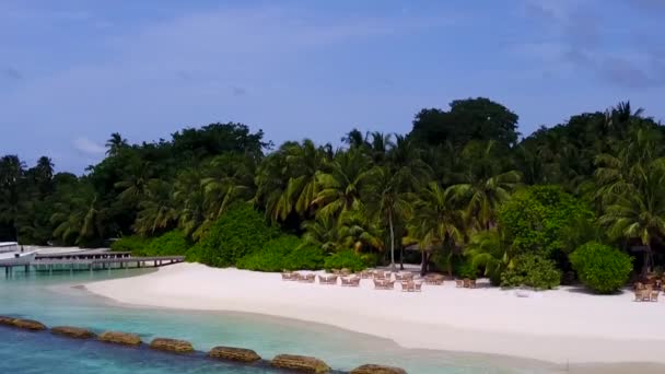 Aereo drone paesaggio marino di lusso turistico viaggio sulla spiaggia da blu oceano e sfondo di sabbia bianca — Video Stock