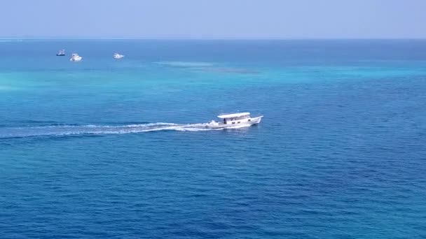 大海蓝海白沙背景下完美度假胜地海滩探险的无人机景观 — 图库视频影像