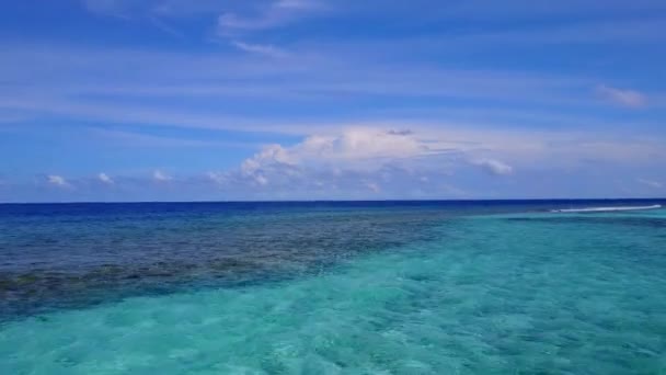 Struttura aerea di viaggio spiaggia riva paradiso da blu verde oceano e sfondo di sabbia bianca — Video Stock