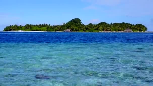Flygfoto landskap tropisk kust strand paus av grund lagun med vit sand bakgrund — Stockvideo