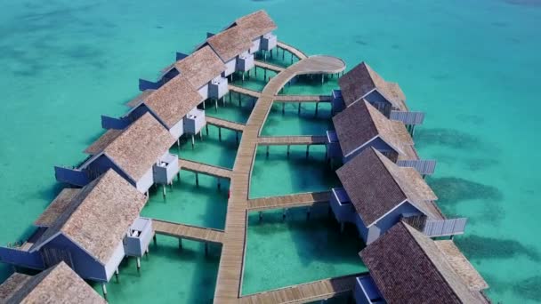 Drone vista astratta di tranquilla spiaggia turistica stile di vita da oceano blu con sfondo di sabbia bianca — Video Stock