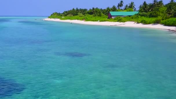 Drone widok morze krajobraz morskiej plaży turystycznej przygoda przez niebieską lagunę z białym, piaszczystym tle — Wideo stockowe