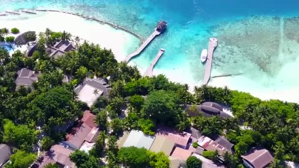 Drone antenne abstract van perfecte baai strand vakantie door blauw water en wit zand achtergrond — Stockvideo