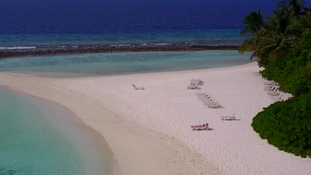 Drohnen Natur der Meeresküste Strand Reise durch blaues Wasser und weißen Sandhintergrund — Stockvideo
