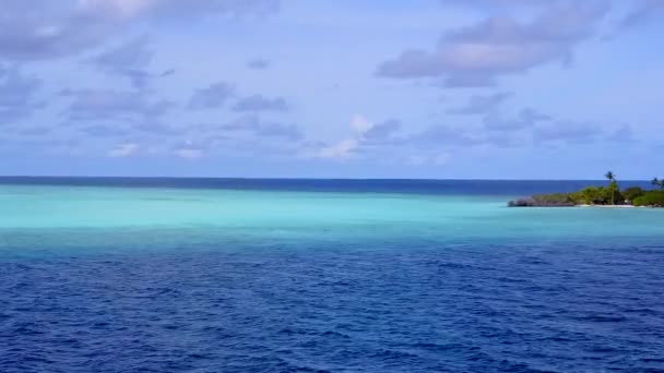 완벽 한 휴양 항해를 하는 공중 드론 파노라마하얀 모래사장이 있는 푸른 바다 — 비디오