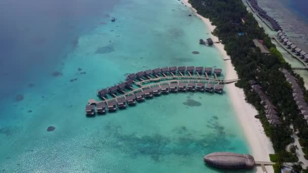 Aereo drone scenario di idilliaco stile di vita spiaggia turistica da laguna blu e sfondo sabbioso pulito — Video Stock