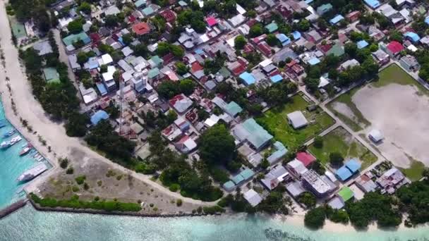 Panorama z lotu ptaka luksusowy widok na morze plaża dzika przyroda przez niebieski zielony ocean z białym tle piasku — Wideo stockowe