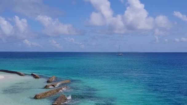Panorama aérien de drones de plage exotique île aventure par mer turquoise et fond de sable blanc — Video