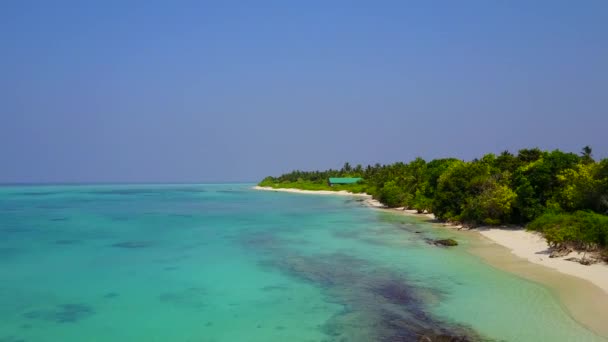 Luchtfoto drone panorama van idyllisch uitzicht op zee strand vakantie door turquoise lagune met witte zandachtergrond — Stockvideo