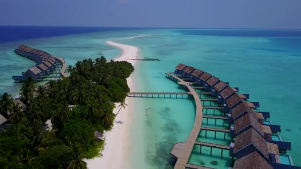 Paisagem aérea drone de férias de praia lagoa tropical por mar azul com fundo arenoso brilhante — Vídeo de Stock