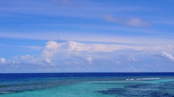 Εναέρια drone τουρισμού του τροπικού νησιού χρόνο παραλία από καθαρό ωκεανό και λευκό αμμώδη φόντο — Αρχείο Βίντεο