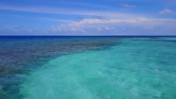 Drohne abstrakt von Paradies Küste Strandreise durch blaue Lagune mit weißem Sandhintergrund — Stockvideo