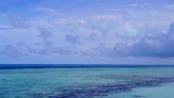 Légi drón jellege pihentető tengerparti utazás sekély lagúna fehér homok háttér — Stock videók