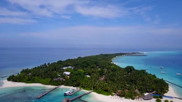 Vista aérea del paisaje marino de lujo vacaciones en la playa junto al mar azul y el fondo de arena brillante — Vídeos de Stock