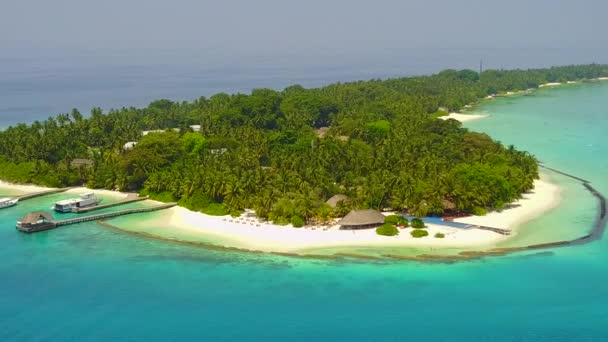 Εναέρια ταξίδια του τέλειου νησιού περιπέτεια παραλία από μπλε θάλασσα με λευκό φόντο άμμο — Αρχείο Βίντεο