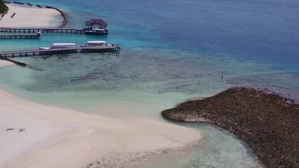 Céu aéreo de viagem de praia turística marinha por mar azul e fundo de areia branca — Vídeo de Stock
