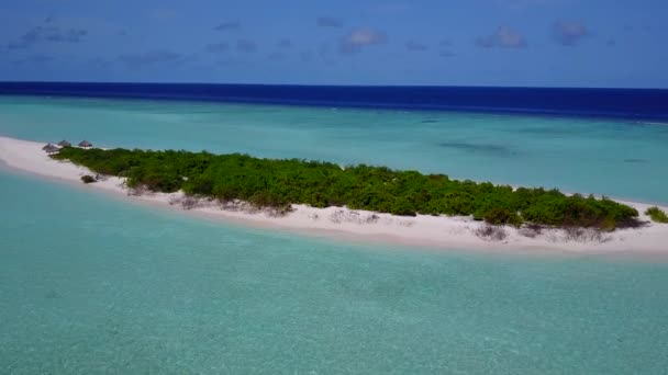 Drone panorama aéreo de costa tranquila tiempo de playa por azul océano verde y fondo de arena blanca — Vídeos de Stock