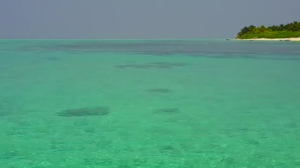 白い砂の背景を持つ浅い海による豪華な海岸線のビーチタイムの空中ドローンパノラマ — ストック動画