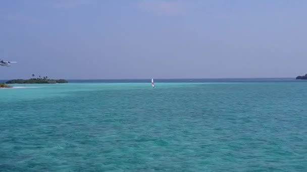 Tropik körfez sahili maceralarının insansız hava aracı beyaz kumlu arka planlı mavi deniz manzarası — Stok video