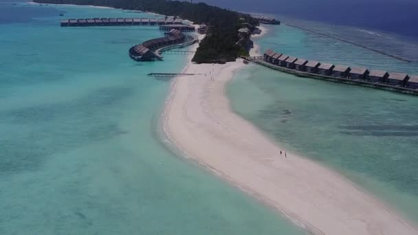 Luchtvaart drone toerisme van tropisch uitzicht op zee strand reis door blauw groene zee en wit zand achtergrond — Stockvideo