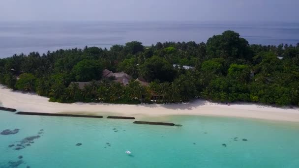 Drone τουρισμός της τέλειας ακτογραμμής διακοπές στην παραλία με γαλάζια νερά και λευκό αμμώδη φόντο — Αρχείο Βίντεο
