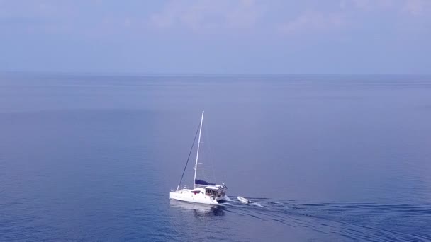 Textura de dron de vacaciones de playa turística tranquila por laguna verde azul y fondo de arena blanca — Vídeo de stock