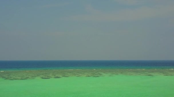 Tekstur drone udara dari perjalanan pantai santai pantai dengan laut dangkal dengan latar belakang berpasir putih — Stok Video