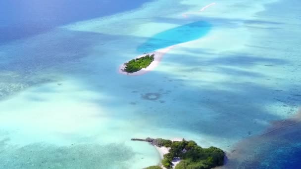 浅い海と明るい砂の背景によってリラックスした海岸のビーチの航海の空中ドローンの海 — ストック動画