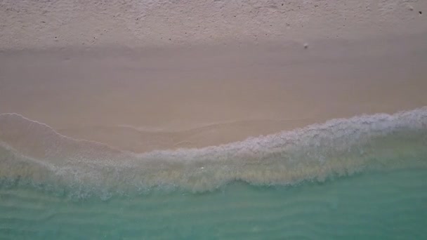 Drohne Luftbild von entspannenden Strandurlaub am Meer durch aqua blaue Lagune und weißen Sandhintergrund — Stockvideo