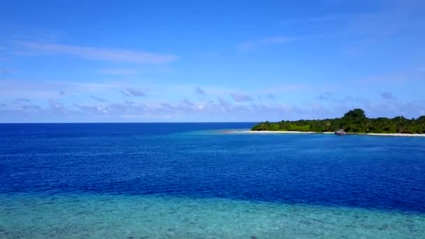 Aerial drone krajobrazy tropikalnego brzegu plaży podróż przez płytkie morze z białym tle piasku — Wideo stockowe